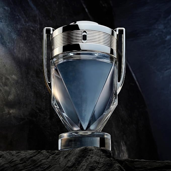 Frasco de Invictus de Paco Rabanne en forma de trofeo, EDT acuático masculino